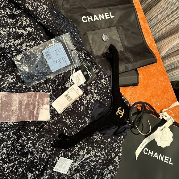 Chanel authentic bnwt runway detail pleats lining jacket & jumbo CC buttons - Picture 10 of 14